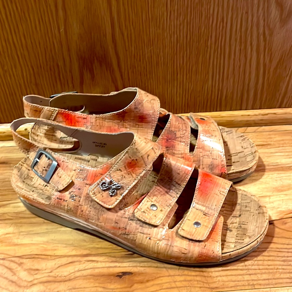 Helle Thandie 40 / 9 MADE IN SPAIN cork patent leather soft comfort sandals EUC